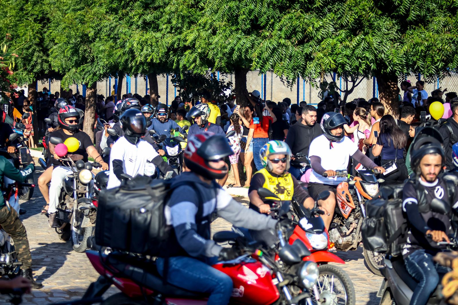 Centenas de motoboys reunidos em motociata no Dia das Crianças